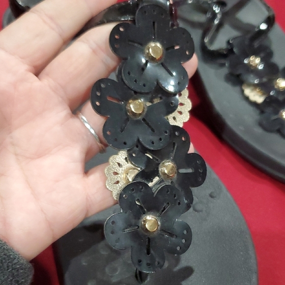 Vionic Black Julie Sandals with Floral T-Strap Design - Picture 3 of 8